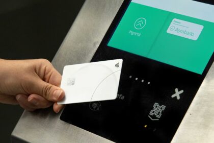 Se puede viajar gratis en los subtes porteños pagando con tarjeta