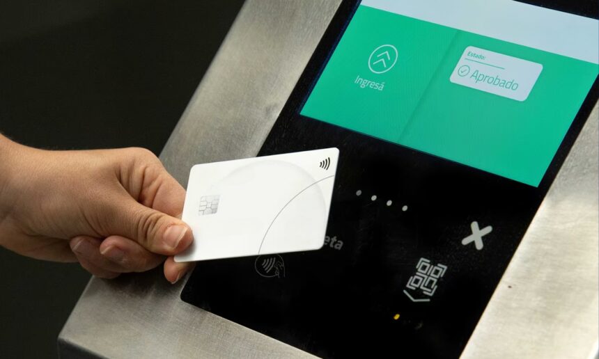 Se puede viajar gratis en los subtes porteños pagando con tarjeta