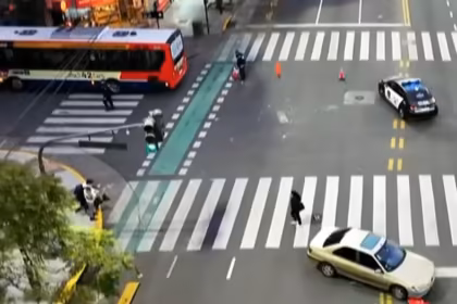Choque en Belgrano un colectivo de la linea 42 impacto contra un auto