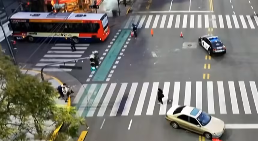 Choque en Belgrano un colectivo de la linea 42 impacto contra un auto
