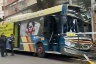 Colectivo fuera de control en Palermo se subio a la vereda y atropello a cuatro personas