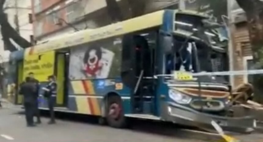 Colectivo fuera de control en Palermo se subio a la vereda y atropello a cuatro personas