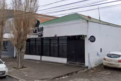 Dejo a la hija de 7 anos encerrada en el auto y se fue a bailar dictaron tres meses de perimetral