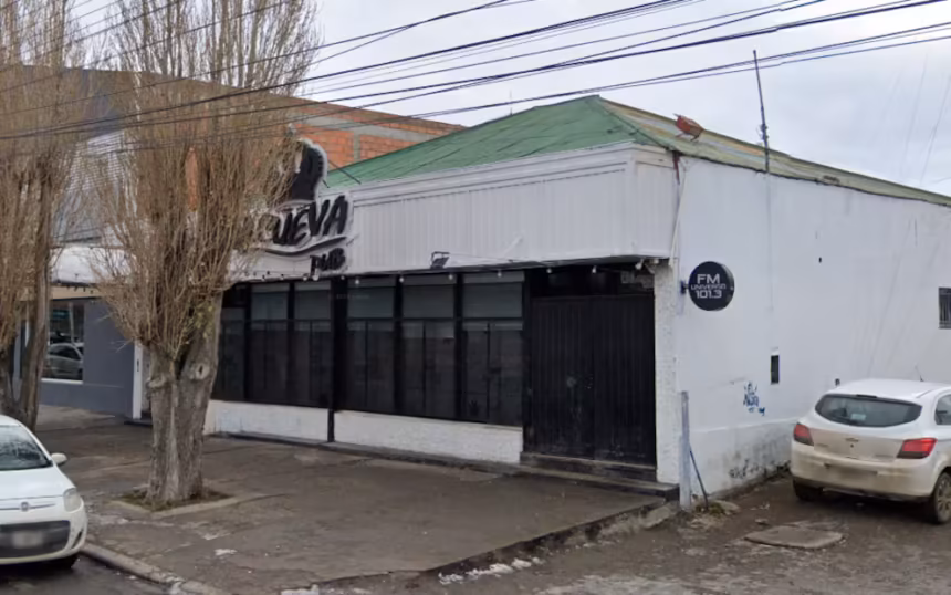 Dejo a la hija de 7 anos encerrada en el auto y se fue a bailar dictaron tres meses de perimetral