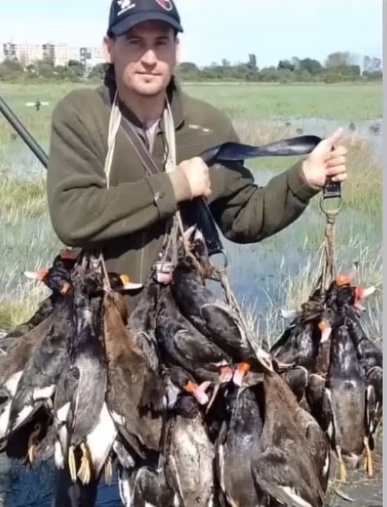 Denunciaron a un influencer por cazar aves protegidas en la Laguna Setubal