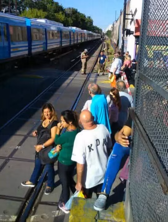 Flores una mujer fallecio tras ser arrollada por una formacion del Tren Sarmiento