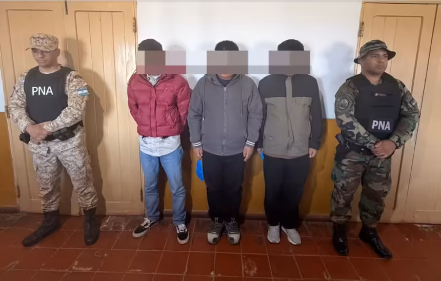 Por el aviso de un remisero Prefectura intercepto a tres ciudadanos chinos que ingresaron ilegalmente al pais