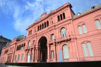 Una policia convulsiono en Casa Rosada y fue trasladada al Churruca en helicoptero