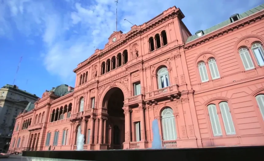 Una policia convulsiono en Casa Rosada y fue trasladada al Churruca en helicoptero