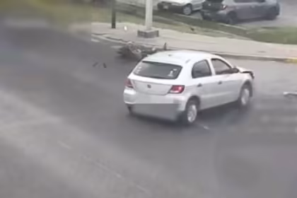 un auto cruzo en rojo en la Ruta 197 choco a una moto y el conductor quedo tendido en el asfalto
