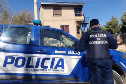 Alarma en Cordoba un alumno llevo una replica de un arma a una escuela e intervino la Policia