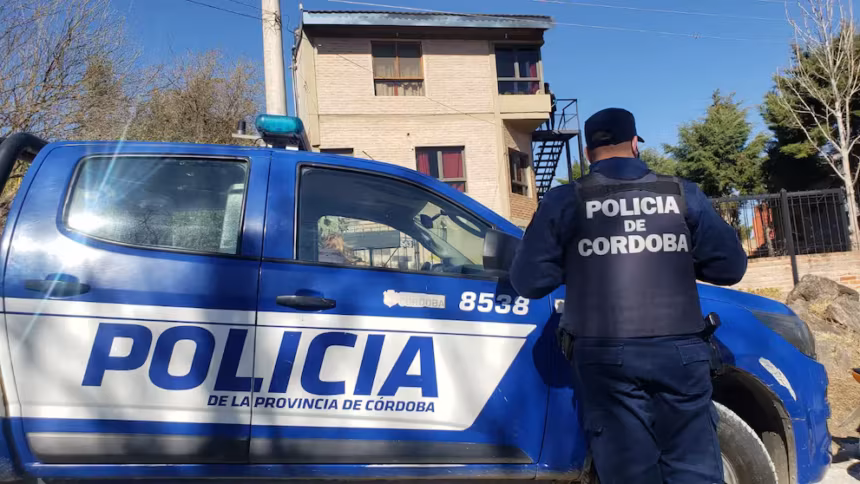 Alarma en Cordoba un alumno llevo una replica de un arma a una escuela e intervino la Policia