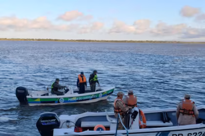 Amplio operativo en Corrientes para localizar a dos peones que desaparecieron en aguas del rio Parana