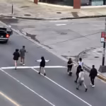 Batalla campal a la salida de un boliche en Mar del Plata golpes corridas y un auto en contramano en plena avenida