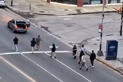 Batalla campal a la salida de un boliche en Mar del Plata golpes corridas y un auto en contramano en plena avenida