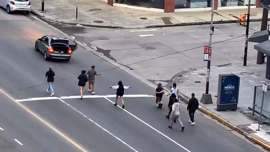 Batalla campal a la salida de un boliche en Mar del Plata golpes corridas y un auto en contramano en plena avenida