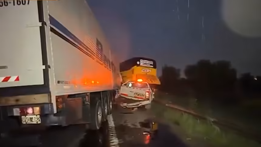 Campana un choque multiple entre un micro una camioneta y un camion genero serias demoras en la Ruta 9