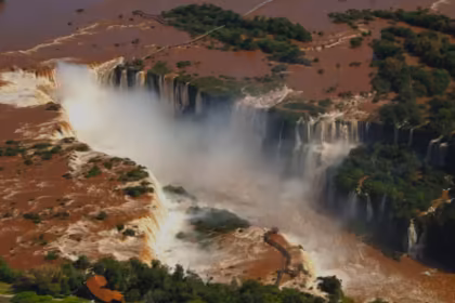 Cataratas del Iguazu el circuito Garganta del Diablo esta inhabilitado por aumento del caudal de agua
