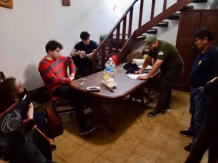 Chaco cayeron dos jovenes acusados de planificar con Inteligencia Artificial un tiroteo masivo en una universidad