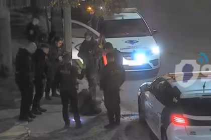 Cordoba lo sorprendieron tras ingresar a una alcantarilla y termino detenido con un cuchillo y cables