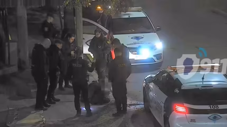 Cordoba lo sorprendieron tras ingresar a una alcantarilla y termino detenido con un cuchillo y cables