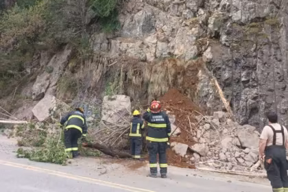 Corte total en la Ruta 40 tras un desmoronamiento en la zona de Villa La Angostura