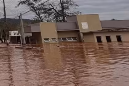 Crece la preocupacion en la costa del rio Uruguay evacuaciones en Concordia y alerta en varias ciudades entrerrianas
