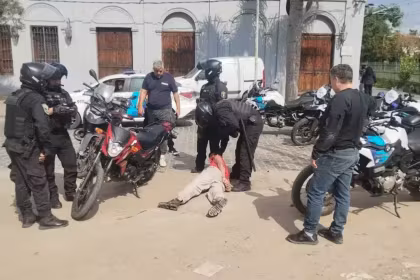 Cruzo las vias con las barreras bajas y atropello a un policia en medio de una persecucion en La Plata