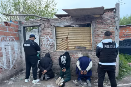 Desbarataron una banda dedicada al narcomenudeo en La Matanza detuvieron a tres hombres