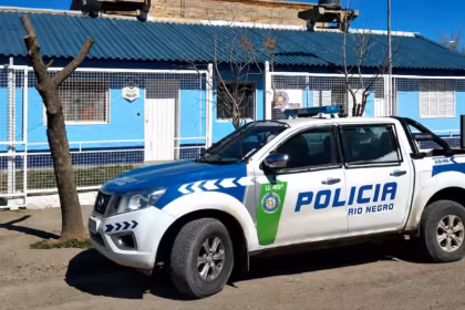 Detuvieron a un hombre cuando intentaba robar un auto en Rio Negro y descubrieron que era buscado en Tucuman