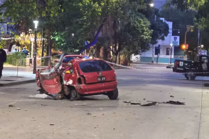 Dos jovenes iban en un auto escaparon de un control de transito y chocaron de frente contra un arbol uno murio