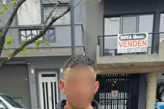 Escapaba de la Policia y fue encontrado escondido bajo un auto