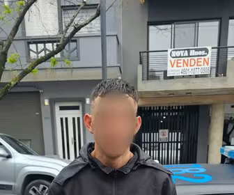 Escapaba de la Policia y fue encontrado escondido bajo un auto