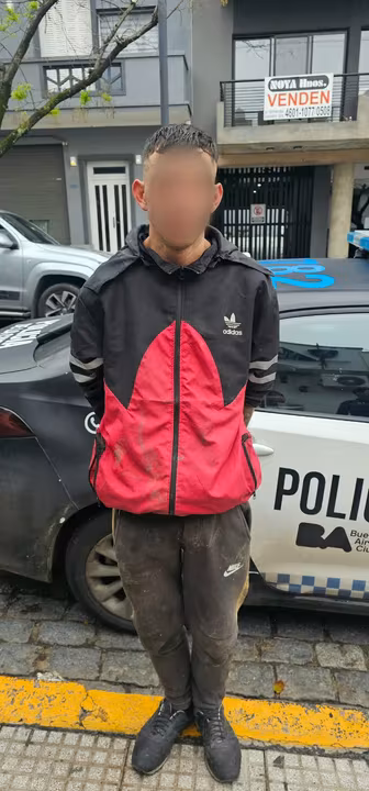 Escapaba de la Policia y fue encontrado escondido bajo un auto