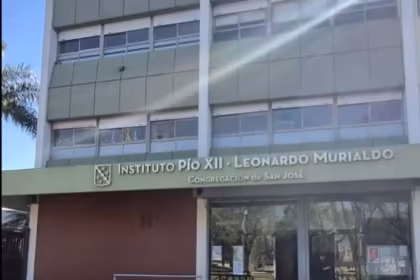 Grave denuncia en un colegio de Villa Bosch por alumnos que crearon imagenes de sus companeras con IA
