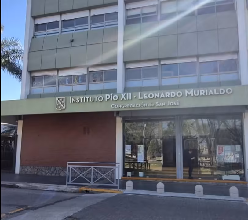 Grave denuncia en un colegio de Villa Bosch por alumnos que crearon imagenes de sus companeras con IA