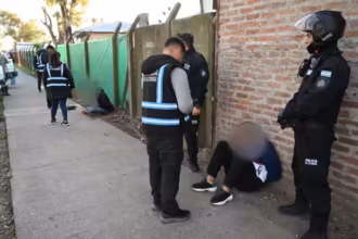 La Policia de la Ciudad recupero tres camionetas robadas y detuvo a tres hombres dos de ellos con antecedentes