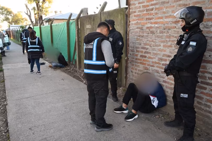 La Policia de la Ciudad recupero tres camionetas robadas y detuvo a tres hombres dos de ellos con antecedentes