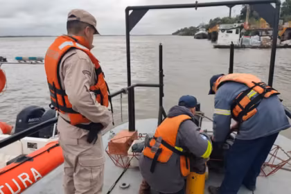 Naufragio en el rio Parana rescataron a un hombre y buscan a otros tres tripulantes desaparecidos en Santa Fe