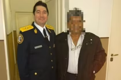 Ofrecen una recompensa para dar con uno de los acusados por el crimen de un comisario retirado en La Matanza