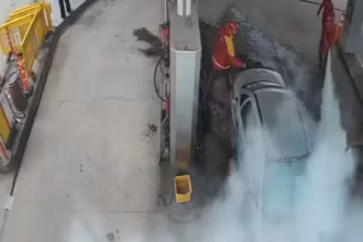 Panico en Merlo un joven de 20 anos rocio con nafta un auto e intento prender fuego una estacion de servicio