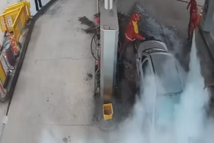 Panico en Merlo un joven de 20 anos rocio con nafta un auto e intento prender fuego una estacion de servicio
