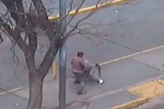 Provincia de Cordoba le quisieron cobrar estacionamiento y los enfrento a cintazos