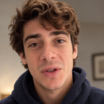 Retrato casual de joven con hoodie navy