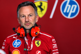 Retrato del equipo Ferrari en el paddock