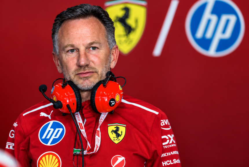 Retrato del equipo Ferrari en el paddock