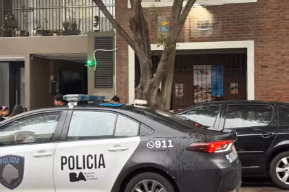 Robo en el Centro Venezolano Argentino de Villa Crespo destrozaron puertas y se llevaron equipos tecnologicos