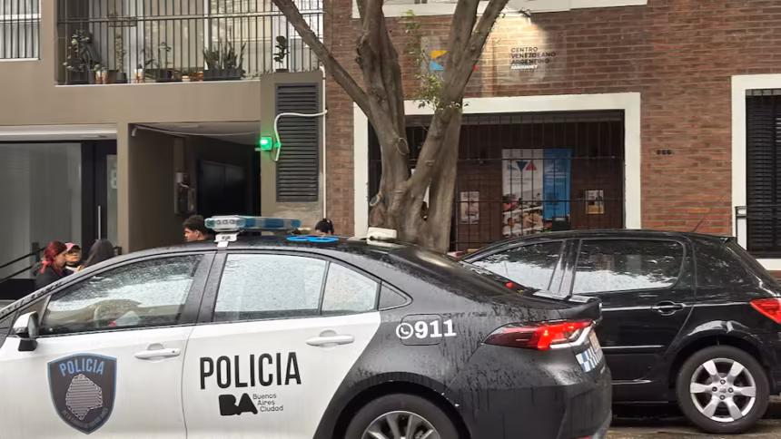 Robo en el Centro Venezolano Argentino de Villa Crespo destrozaron puertas y se llevaron equipos tecnologicos