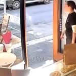 Robo la propina de una cafeteria y una empleada lo obligo a devolver el dinero