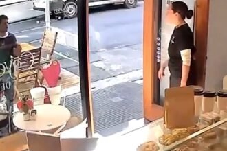 Robo la propina de una cafeteria y una empleada lo obligo a devolver el dinero